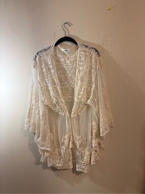 Room Mates cream lace kimono shawl
Sheer Lace Robe Cover-Up large batwing
